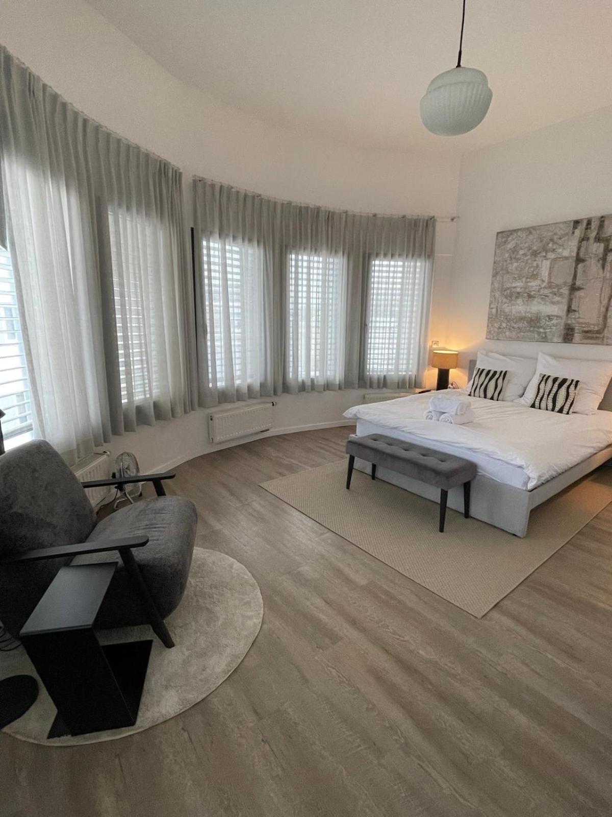 Lux Penthouse - Office, Terrace, Gym & Parking * Luxemburg